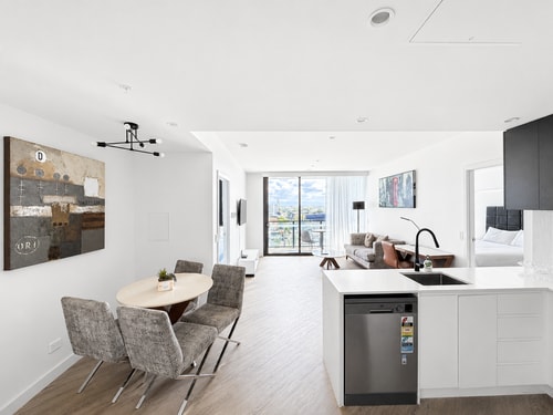 Heart of Southport 2BR | Near Tram & Pacific Fair 13 Serain Residences