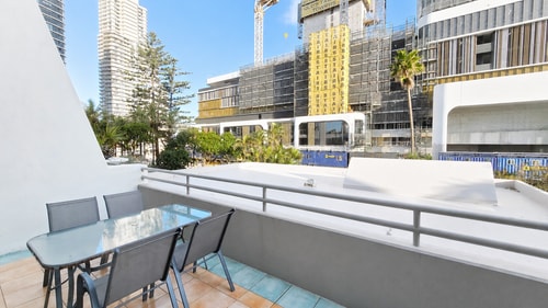 Crown Towers Stunning 1Bedroom Apt 3-min to Beach 25 Serain Residences
