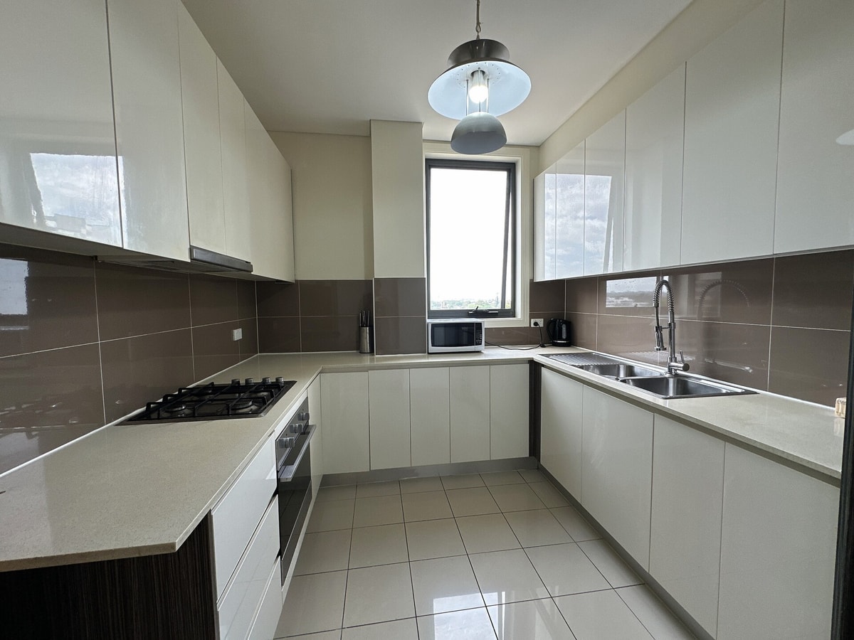 Cozy 2-Bedroom Apt 6 minutes to Paramatta Train 8 Serain Residences