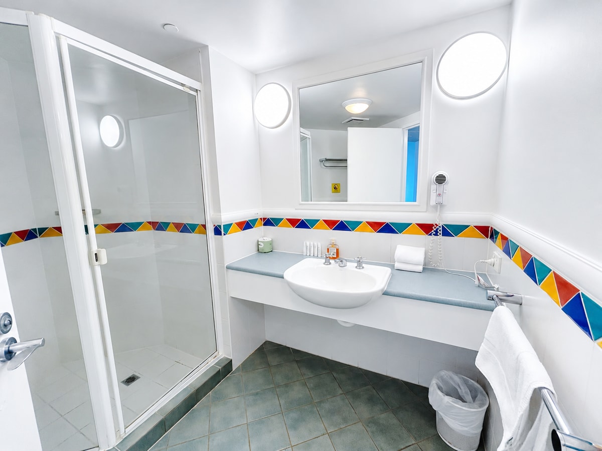 Coastal Hotel Room | Ocean Glimpse | 2 King Single 7 Serain Residences