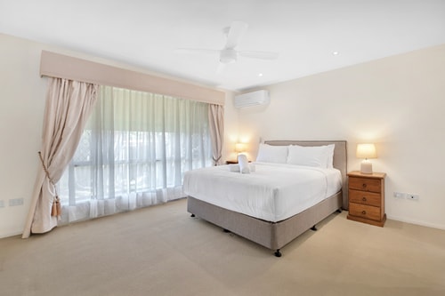 Relaxing 4BR Robina Escape with Parking & Pool 5 Serain Residences