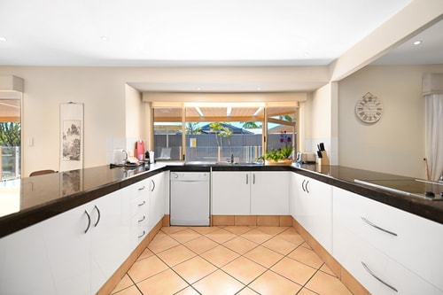 Relaxing 4BR Robina Escape with Parking & Pool 13 Serain Residences