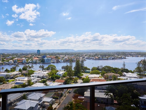 Spacious One bedroom Apartment In Surfers Paradise 1 Serain Residences