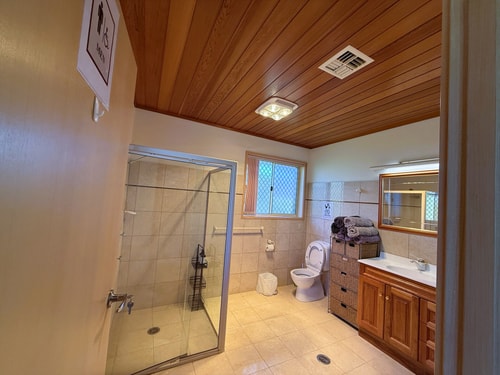 Cozy Queen Room Near ANU & City Centre | Parking 11 Serain Residences
