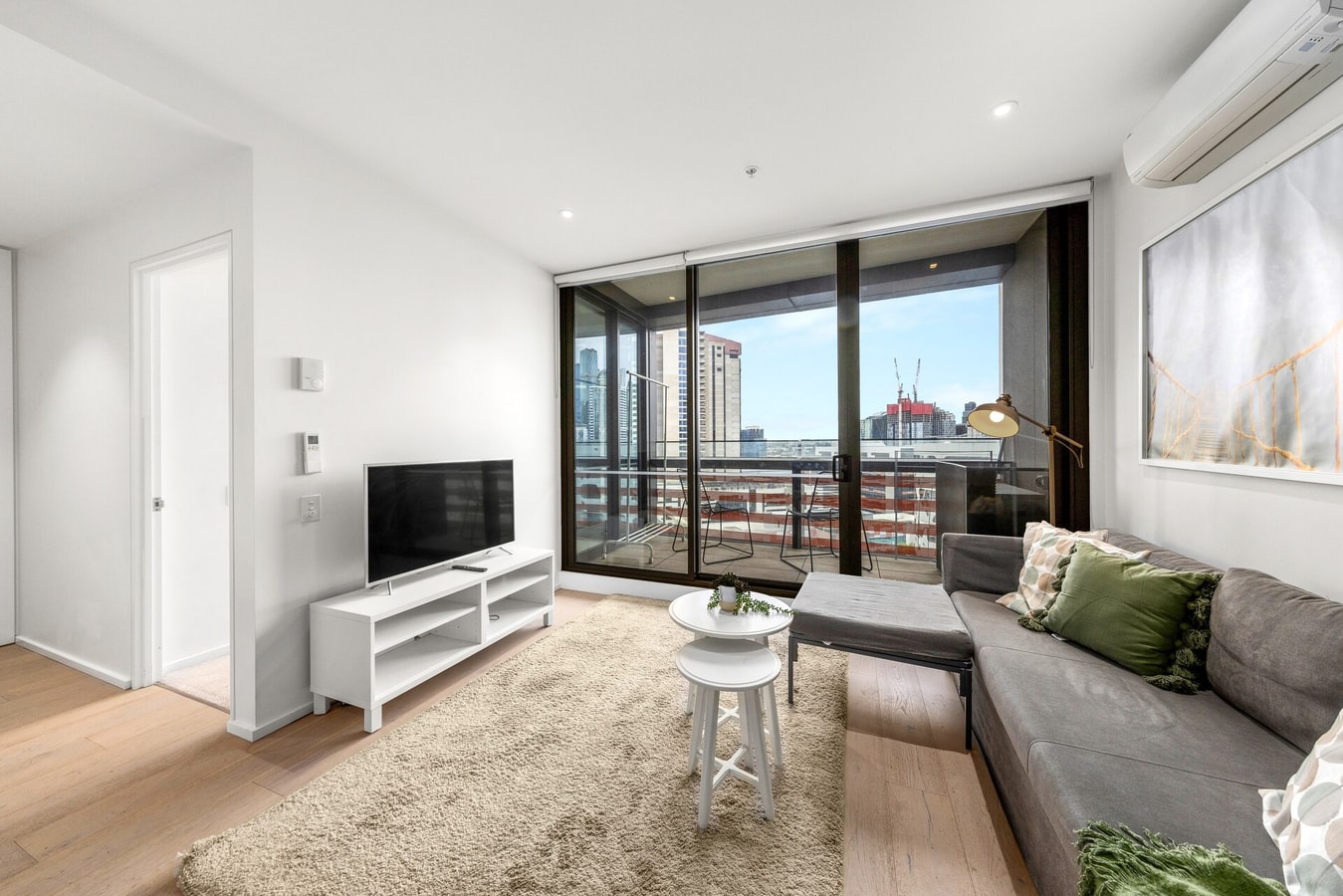 Cozy 1 bedroom apartment in Docklands 1 Serain Residences