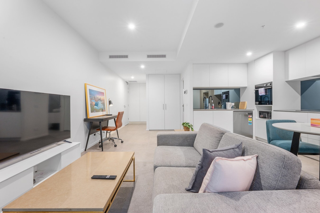 Chic Modern 1-Bedroom Apartment | Gym | Parking 4 Serain Residences