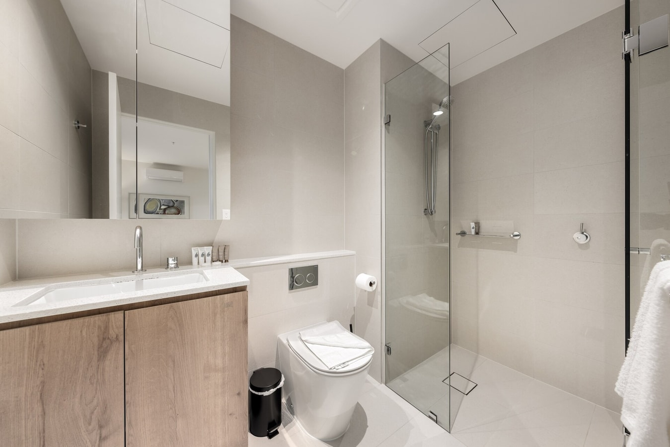 One-bedroom Modern Apartment in South Melbourne 16 Serain Residences
