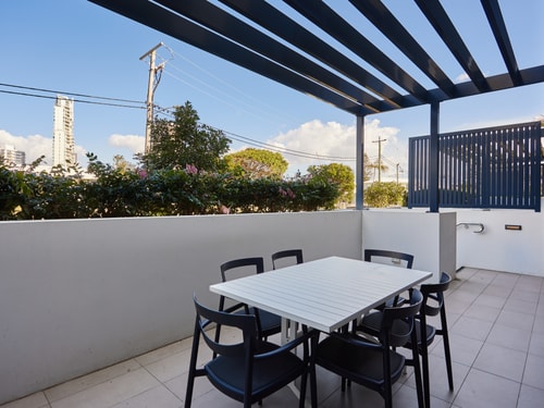 Convenient Located Villa in Heart Surfers Paradise 1 Serain Residences