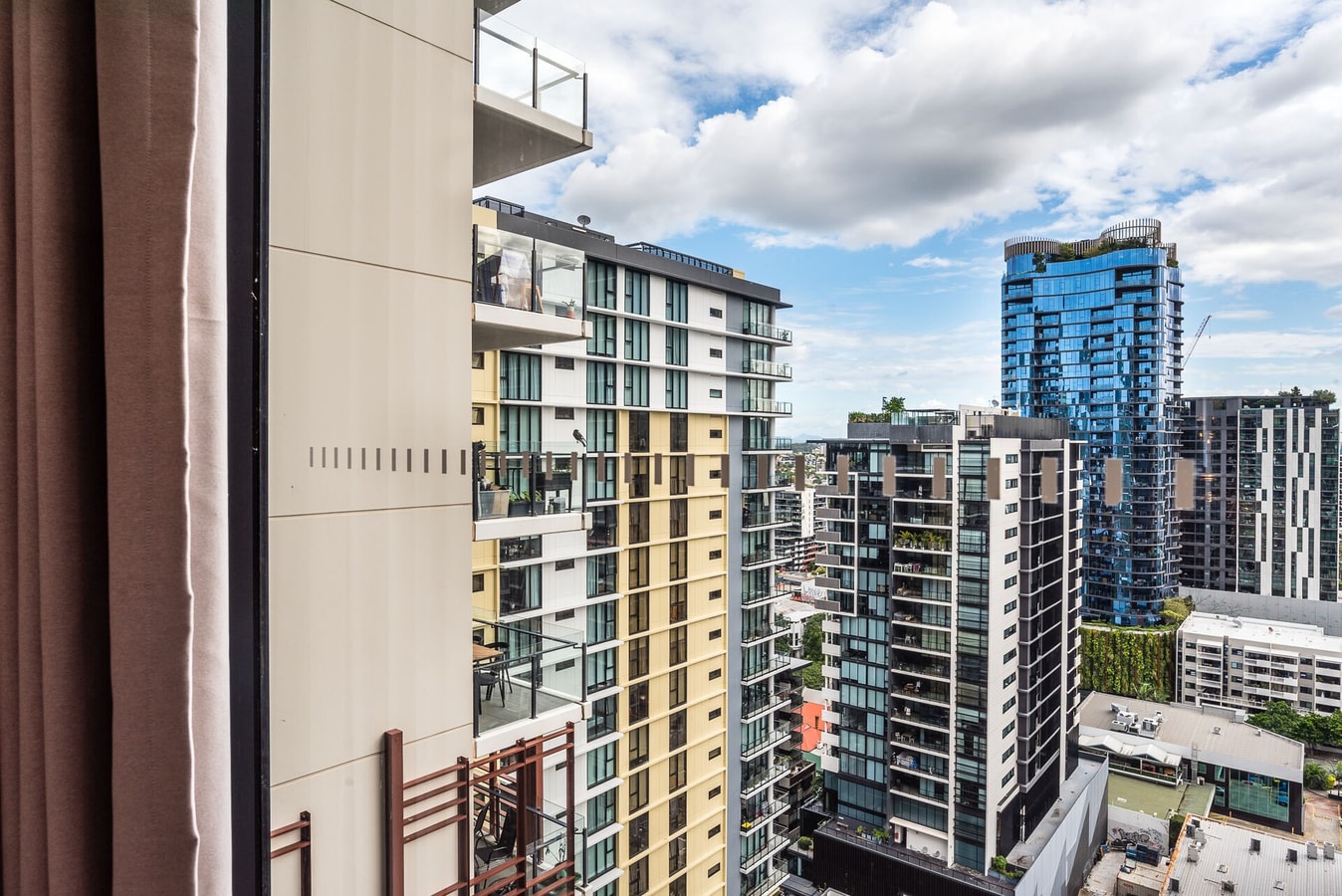 High Level 2-bedroom with Parking South Brisbane 9 Serain Residences