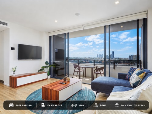 Comfy 2BR Apartment Central Surfers w/Parking 0 Serain Residences