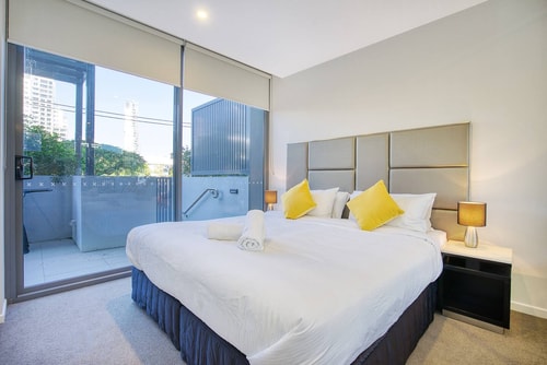 Comfort 3 bedroom Villa In Center Surfers Paradise 4 Serain Residences