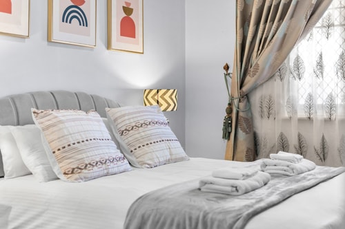 Stylish 3BR Retreat | Walk to Shops & 12min to CBD 9 Serain Residences