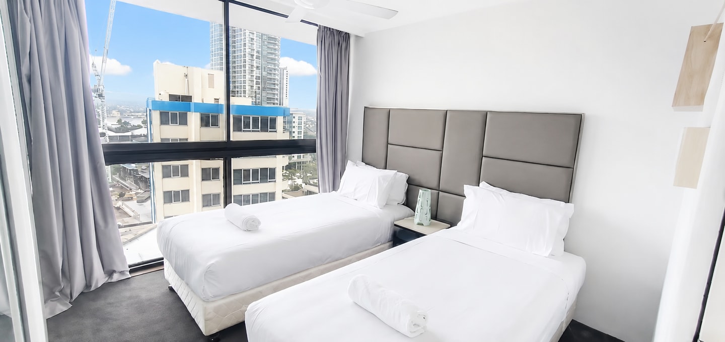 Beachside Heart @Surfers 2BR Parking & 2 Min Tram 3 Serain Residences