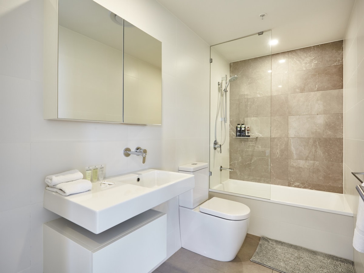 Comfy 2BR Apartment Central Surfers w/Parking 7 Serain Residences