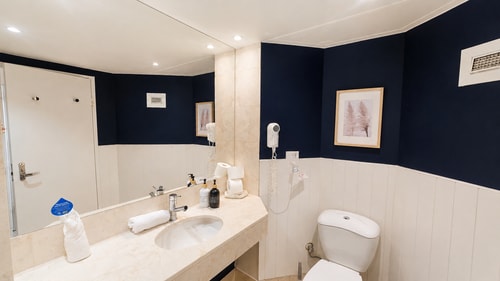 Stylish Hotel Room | near Beach & Tram | Max 4 3 Serain Residences