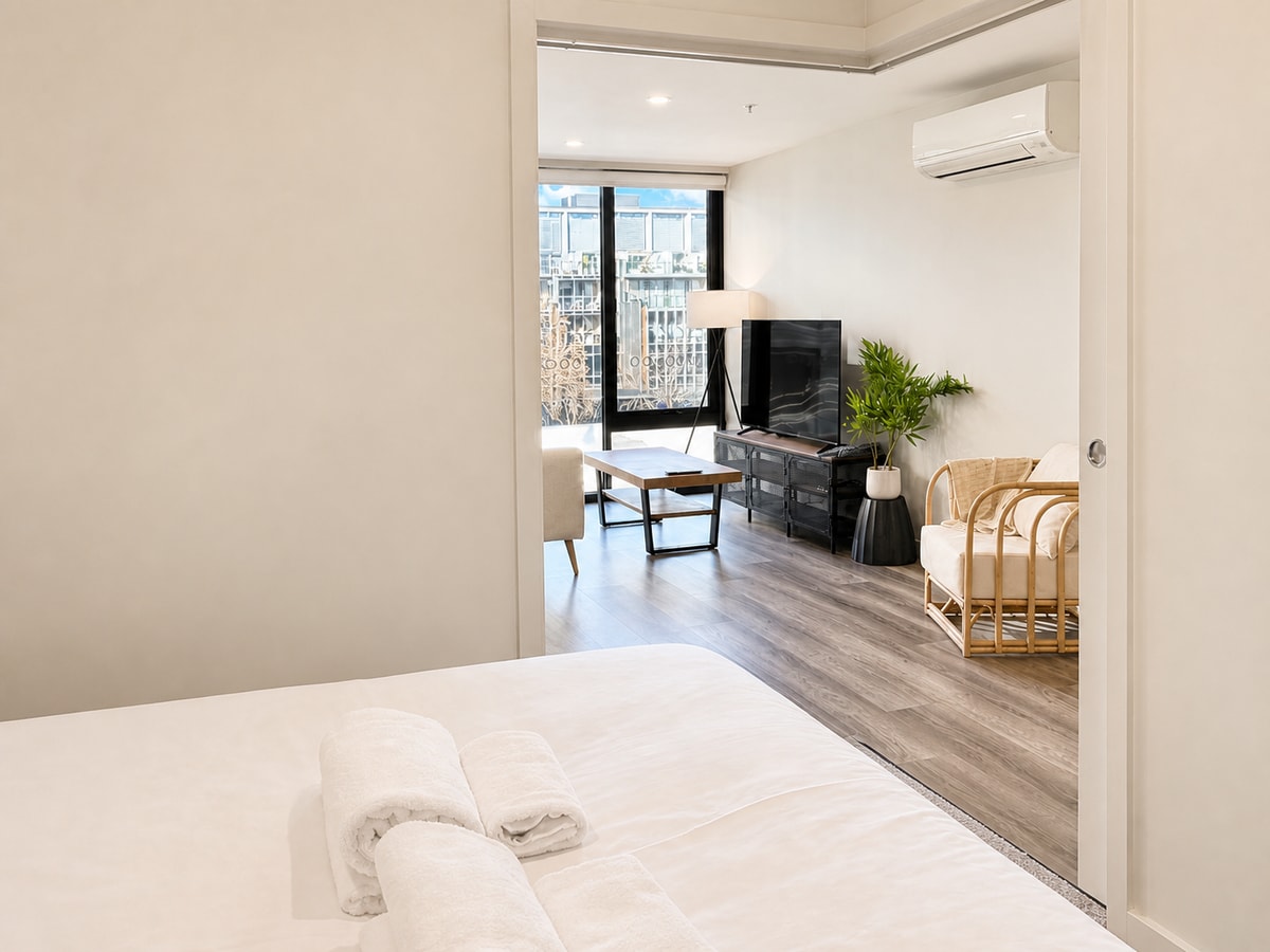 Vibrant 1BR Stay in Braddon | Parking | Near Tram 8 Serain Residences