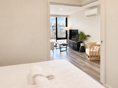 Vibrant 1BR Stay in Braddon | Parking | Near Tram 8 Serain Residences