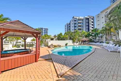 Comfy 1BR + Free Parking |  Stroll to Parklands 5 Serain Residences