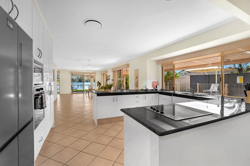Relaxing 4BR Robina Escape with Parking & Pool 12 Serain Residences