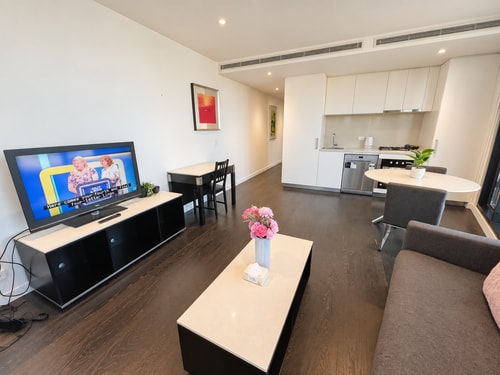 High-Rise 1BR in Heart of FV | 2 minutes to Train 2 Serain Residences
