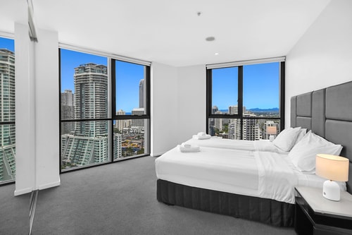 Cozy & Convenient 3-Bedroom Apt Surfers Paradise 2 Serain Residences