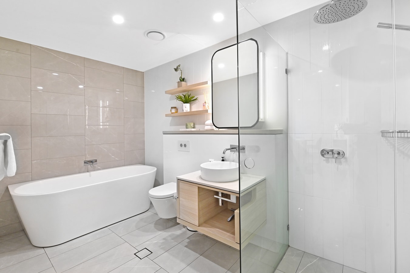 45th-Floor Waterview 2Bedroom | 3-Min Walk to Tram 21 Serain Residences
