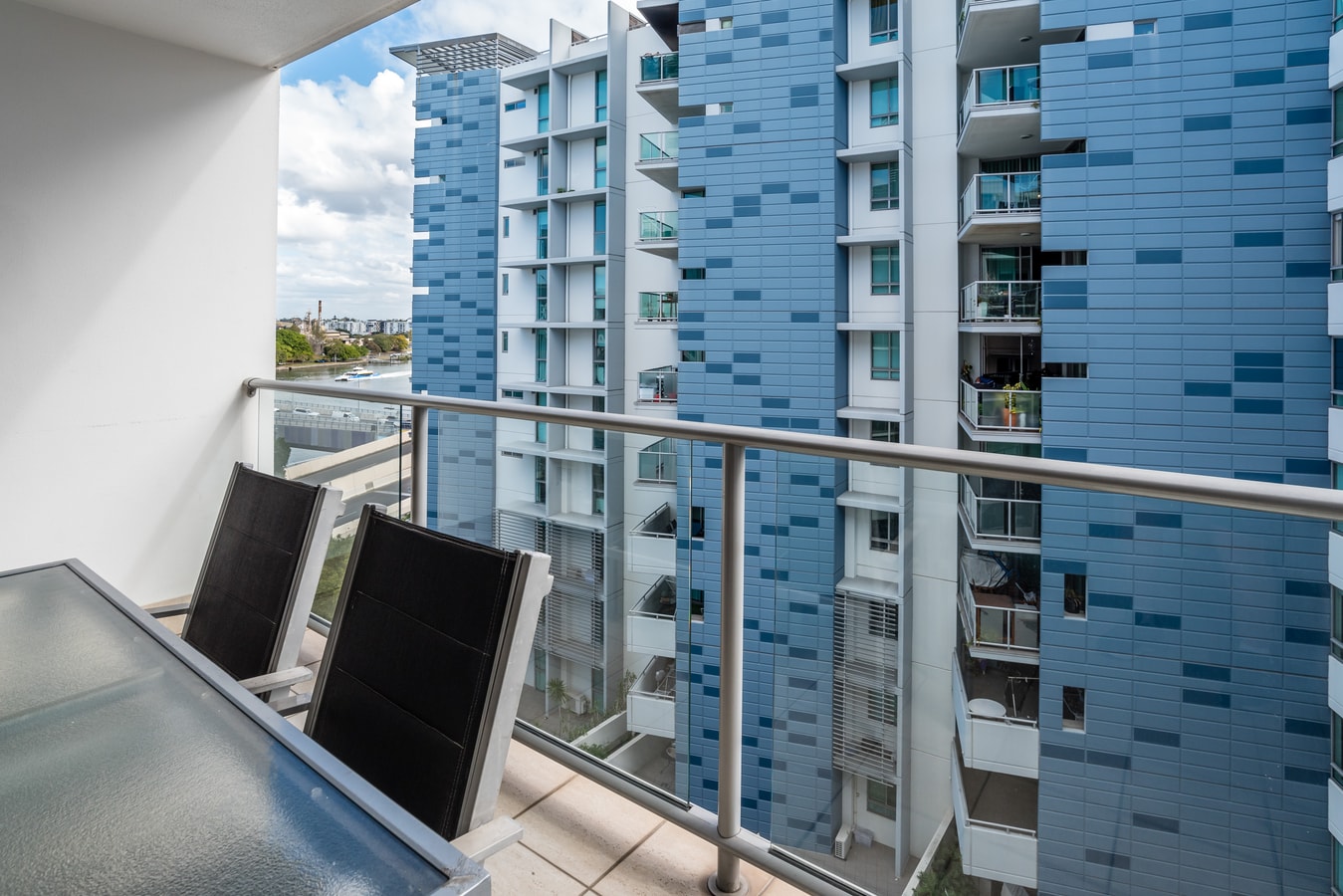 Prime Loc River Glimpse 2BR Walk to CBD w/Parking 11 Serain Residences