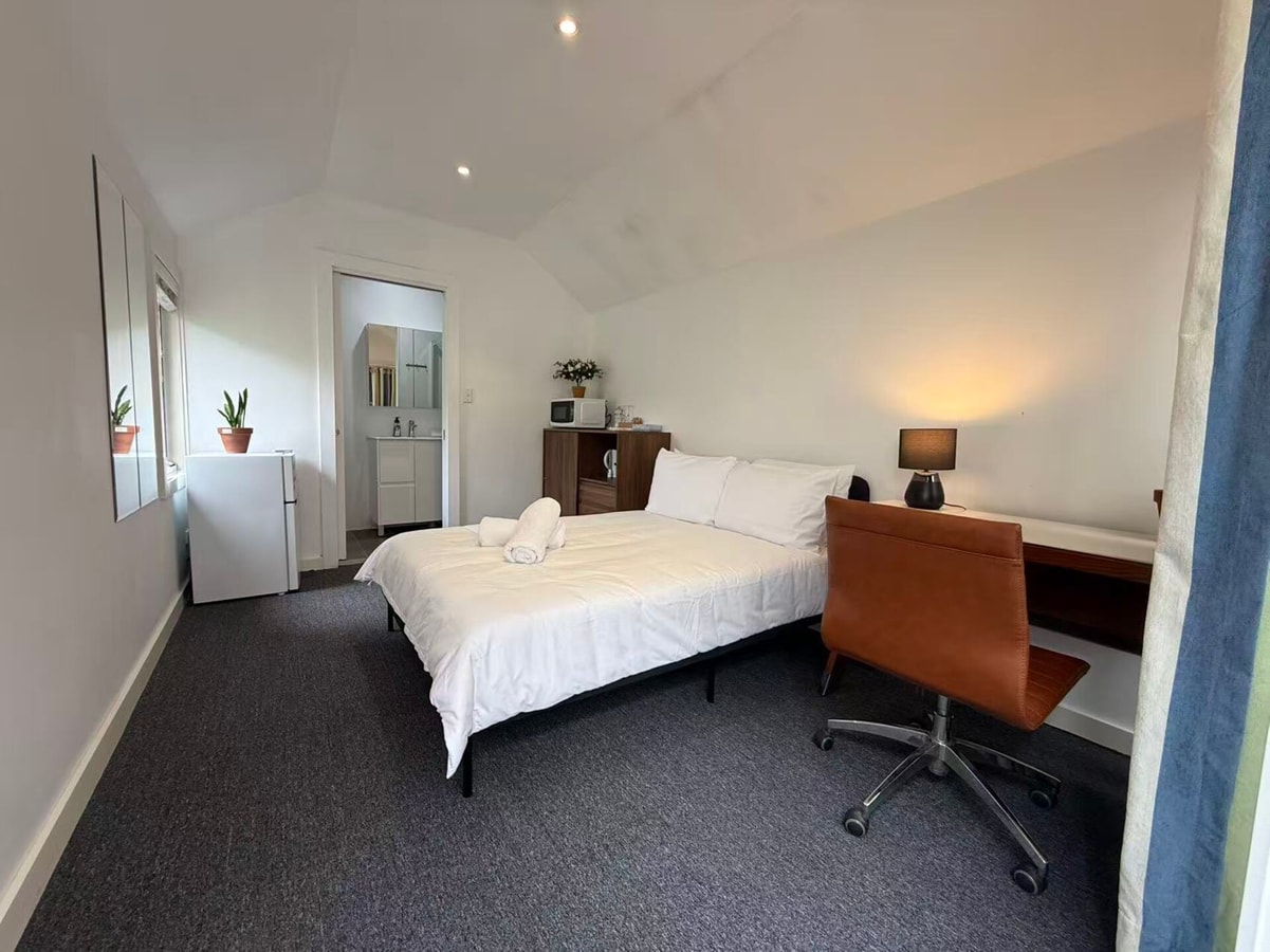 Little Hideaway Studio | 12 Mins to Train & Metro 3 Serain Residences