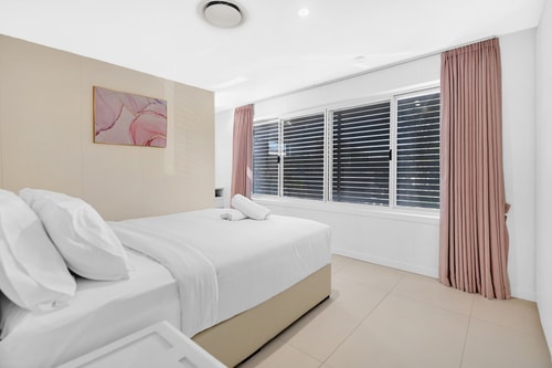 Spacious 4-Bedroom Riverside Home Surfers Paradise 6 Serain Residences