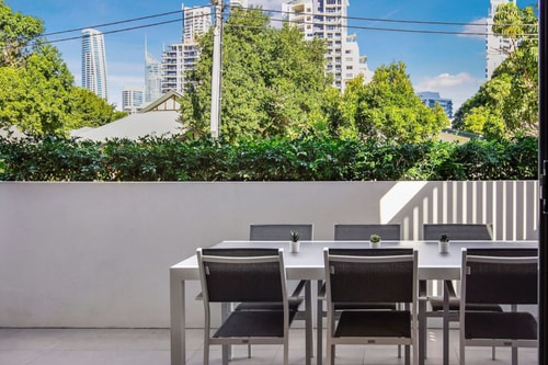 Exquisite and Stylish Villa in Surfers Paradise 4 Serain Residences