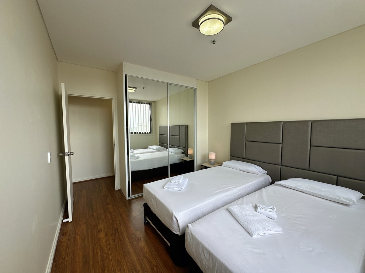 Cozy 2-Bedroom Apt 6 minutes to Paramatta Train 12 Serain Residences