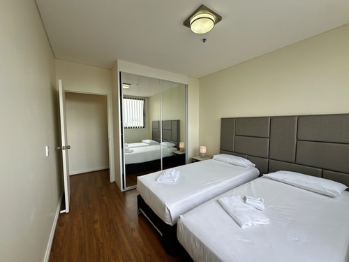 Cozy 2-Bedroom Apt 6 minutes to Paramatta Train 12 Serain Residences