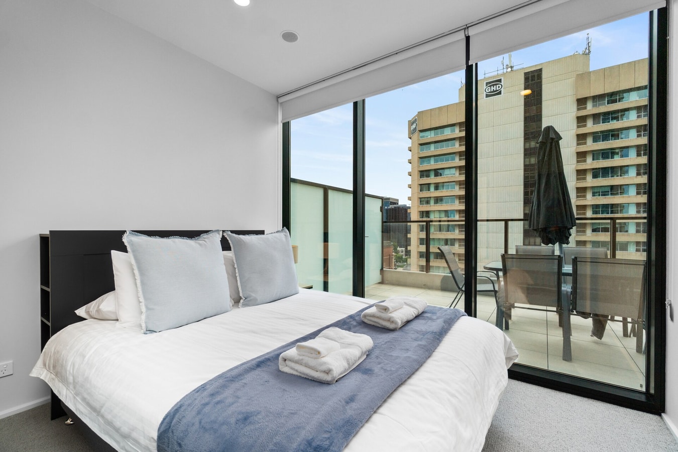 Luxe 2BR Apt | Huge Balcony+BBQ  | Adelaide CBD Serain Residences
