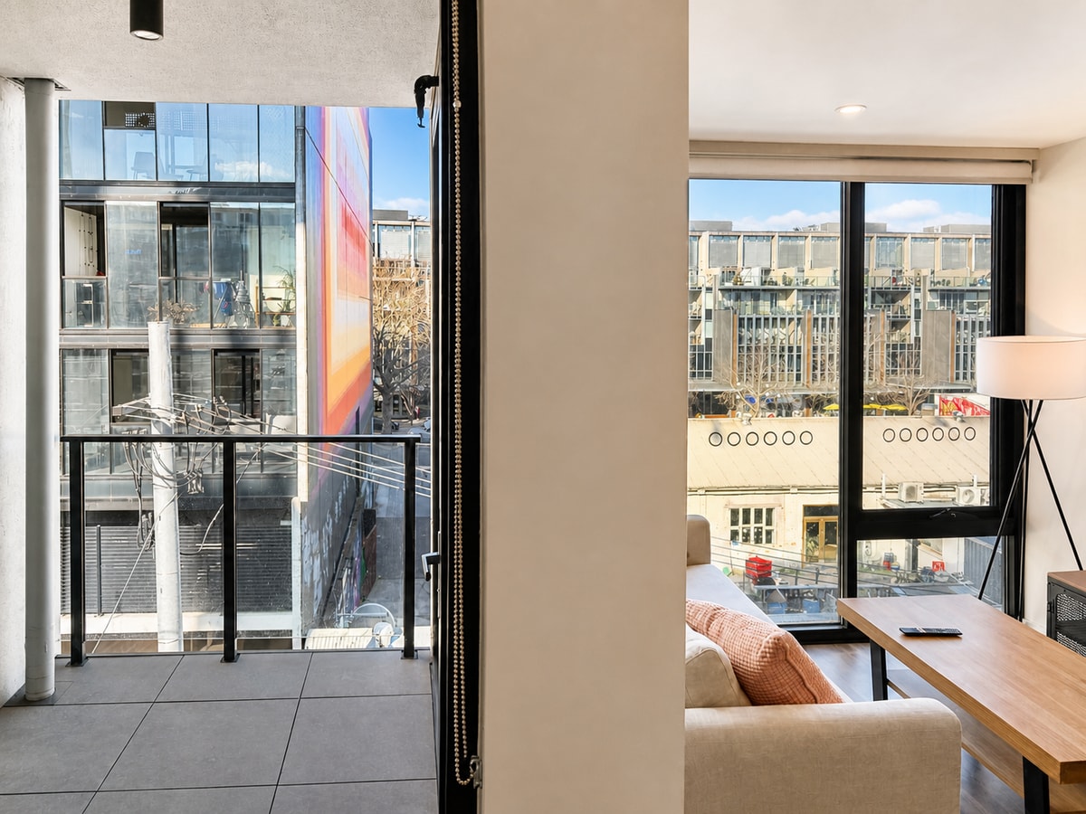 Vibrant 1BR Stay in Braddon | Parking | Near Tram 7 Serain Residences