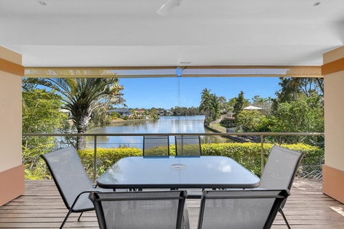 Relaxing 4BR Robina Escape with Parking & Pool 17 Serain Residences