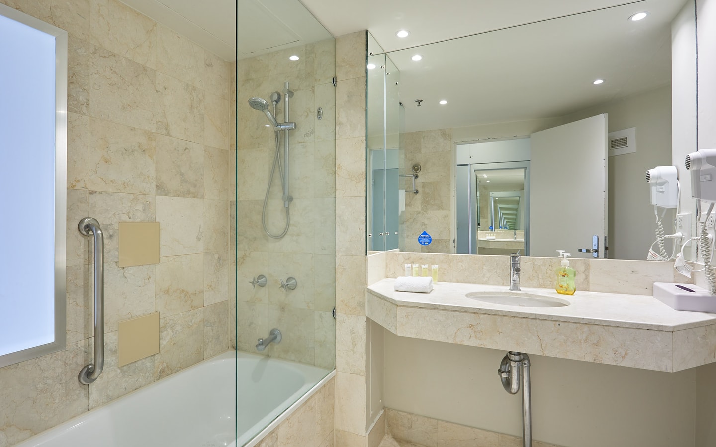 Comfort 2 double bed hotel room In Center Surfers 7 Serain Residences