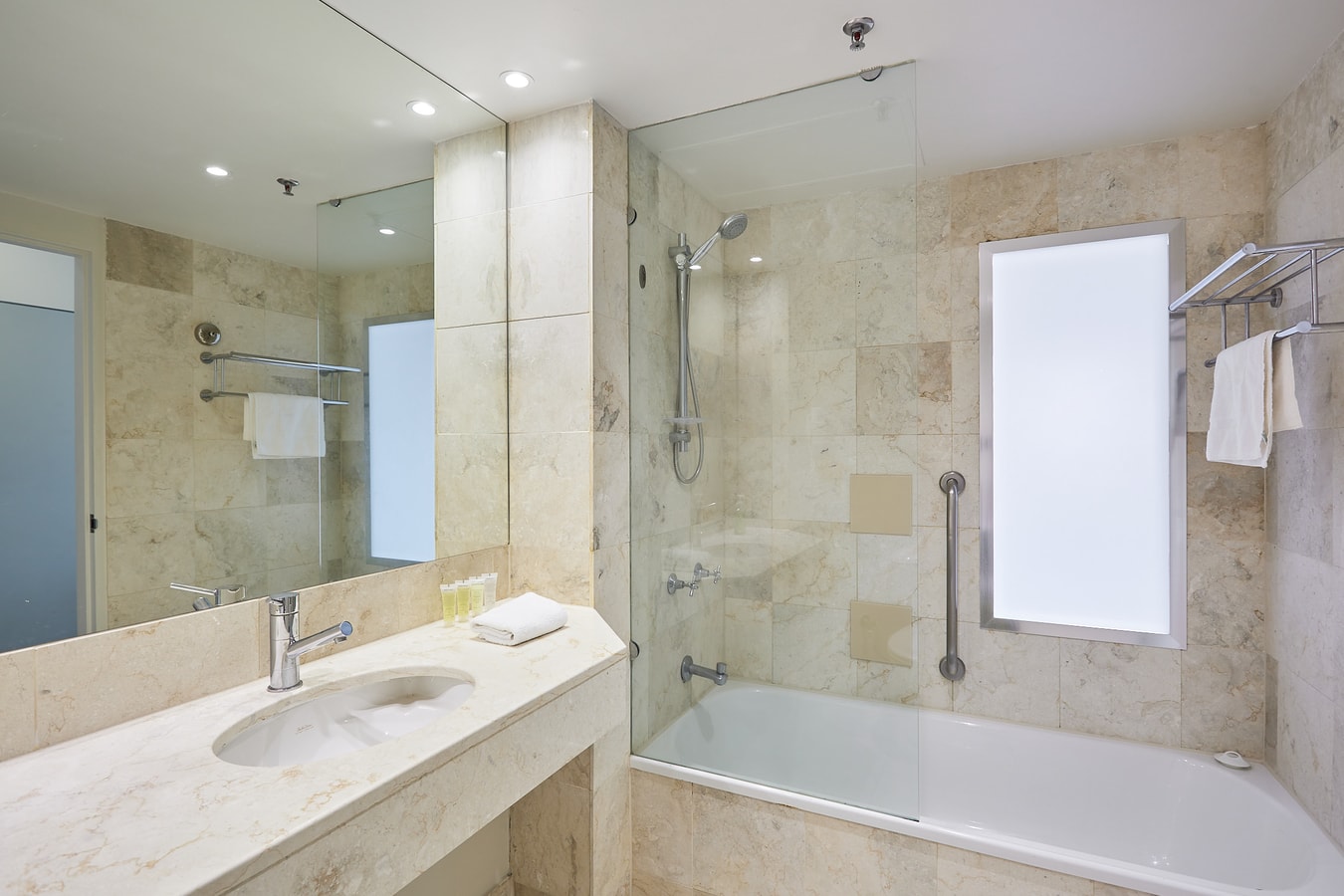 Fantastic 2 double-bed hotel room On View Avenue 2 Serain Residences