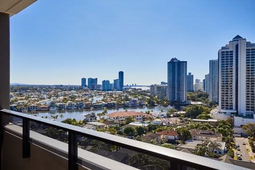 2 Bedroom with beautiful view Apartment In Surfers 8 Serain Residences