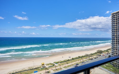 Sea Side Comfortable Apartment in Surfers Paradise 3 Serain Residences