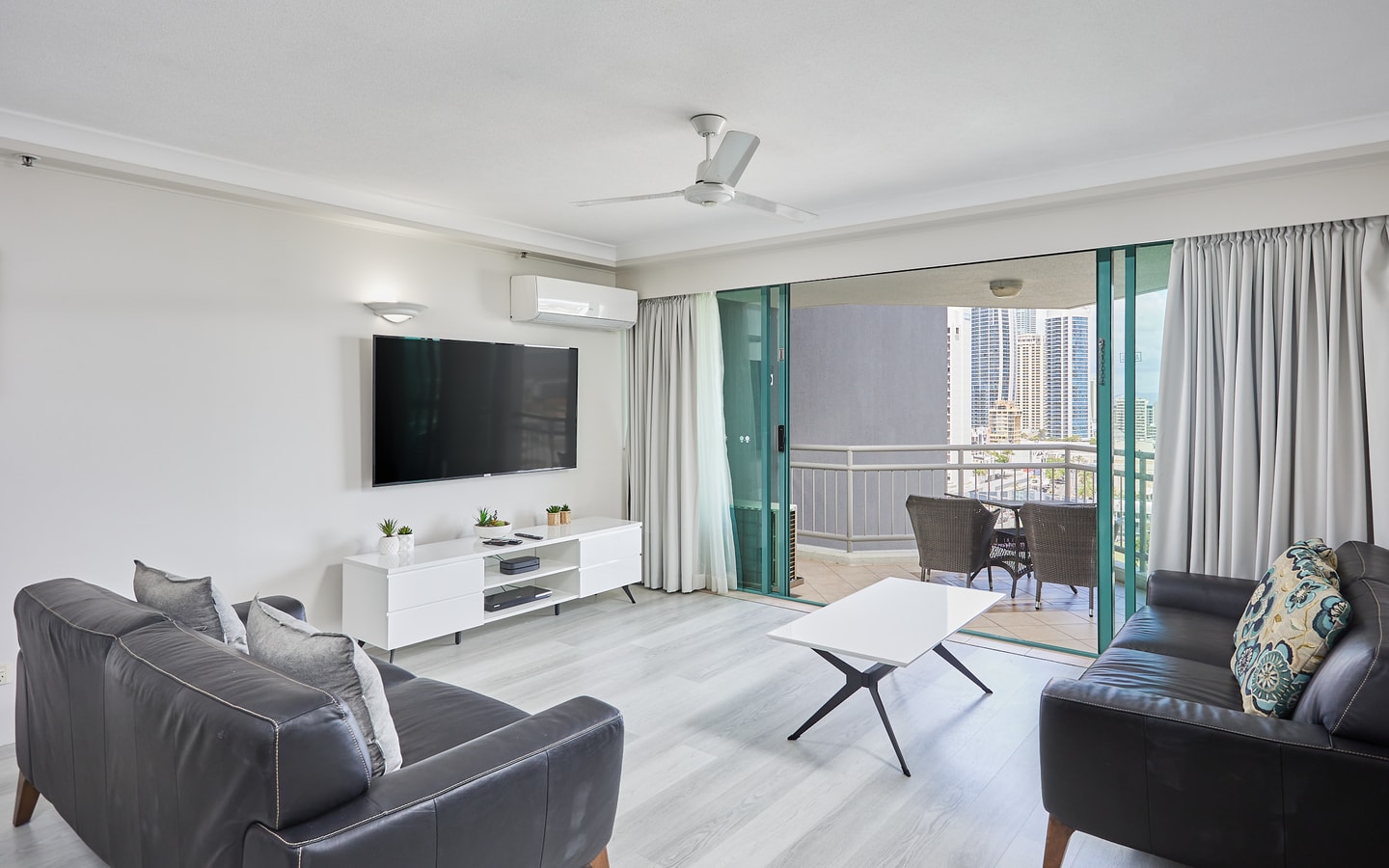 Central Locate Surfer Paradise 3 Bedroom Apartment 1 Serain Residences