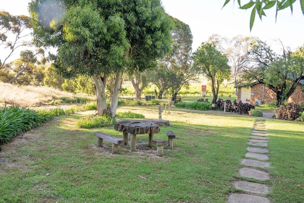 Comfy Studio 4 @ Blickinstal Barossa Valley 14 Serain Residences