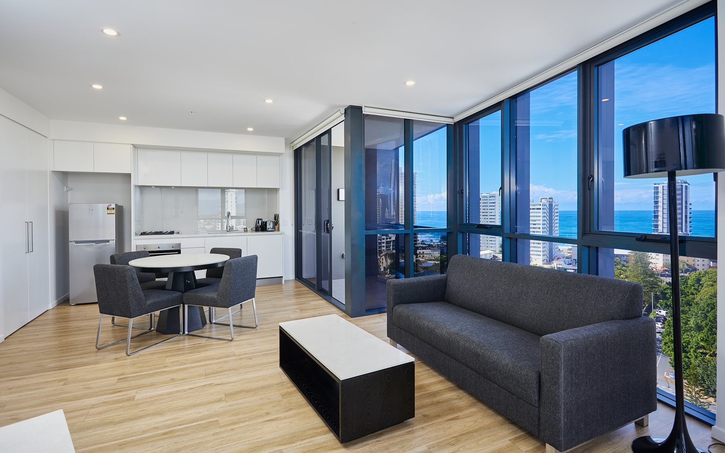 Stylish 1 Bedroom + Partial Ocean View In Surfers 2 Serain Residences