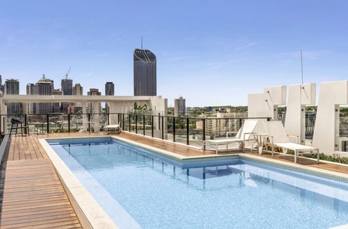 South Bank Central 1 bedroom apartment + Parking 5 Serain Residences