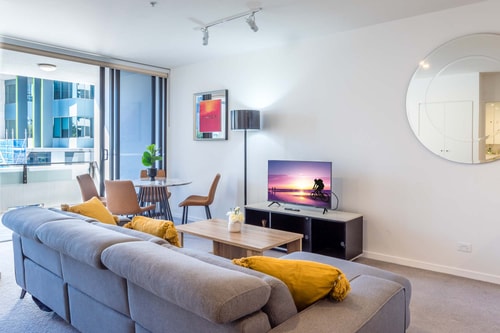 South Bank Central 1 bedroom apartment + Parking 10 Serain Residences