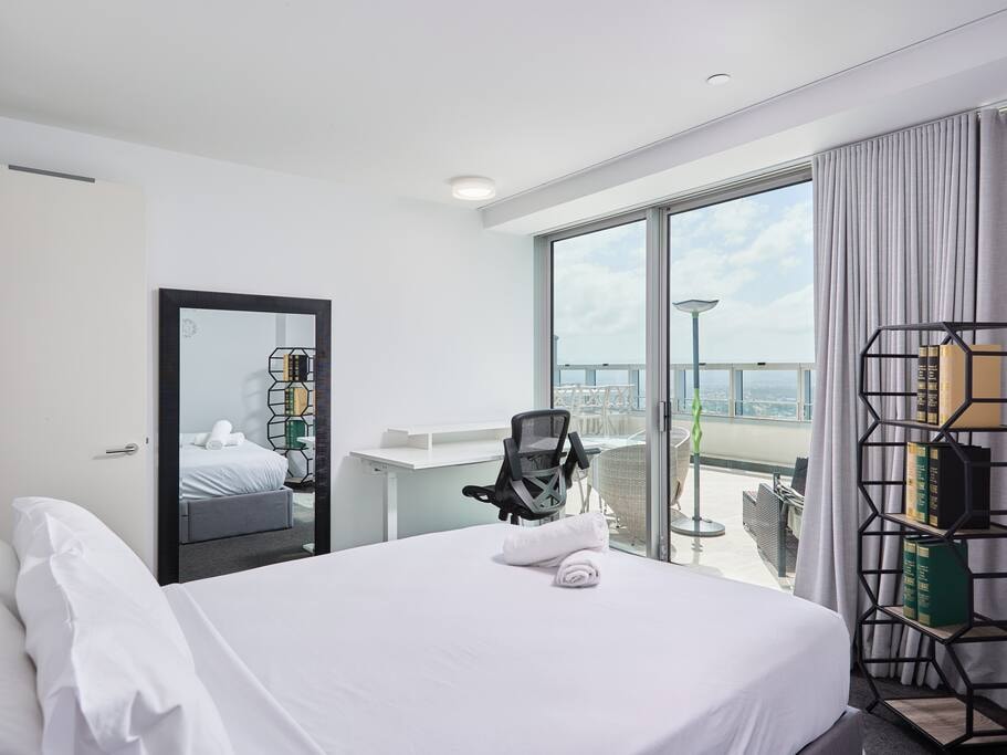 Spectacular OceanView Sub-Penthouse CentralSurfers 14 Serain Residences