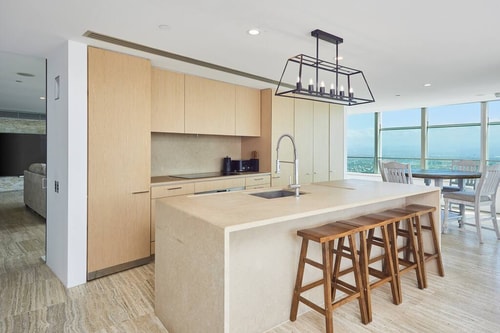 Spectacular OceanView Sub-Penthouse CentralSurfers 19 Serain Residences