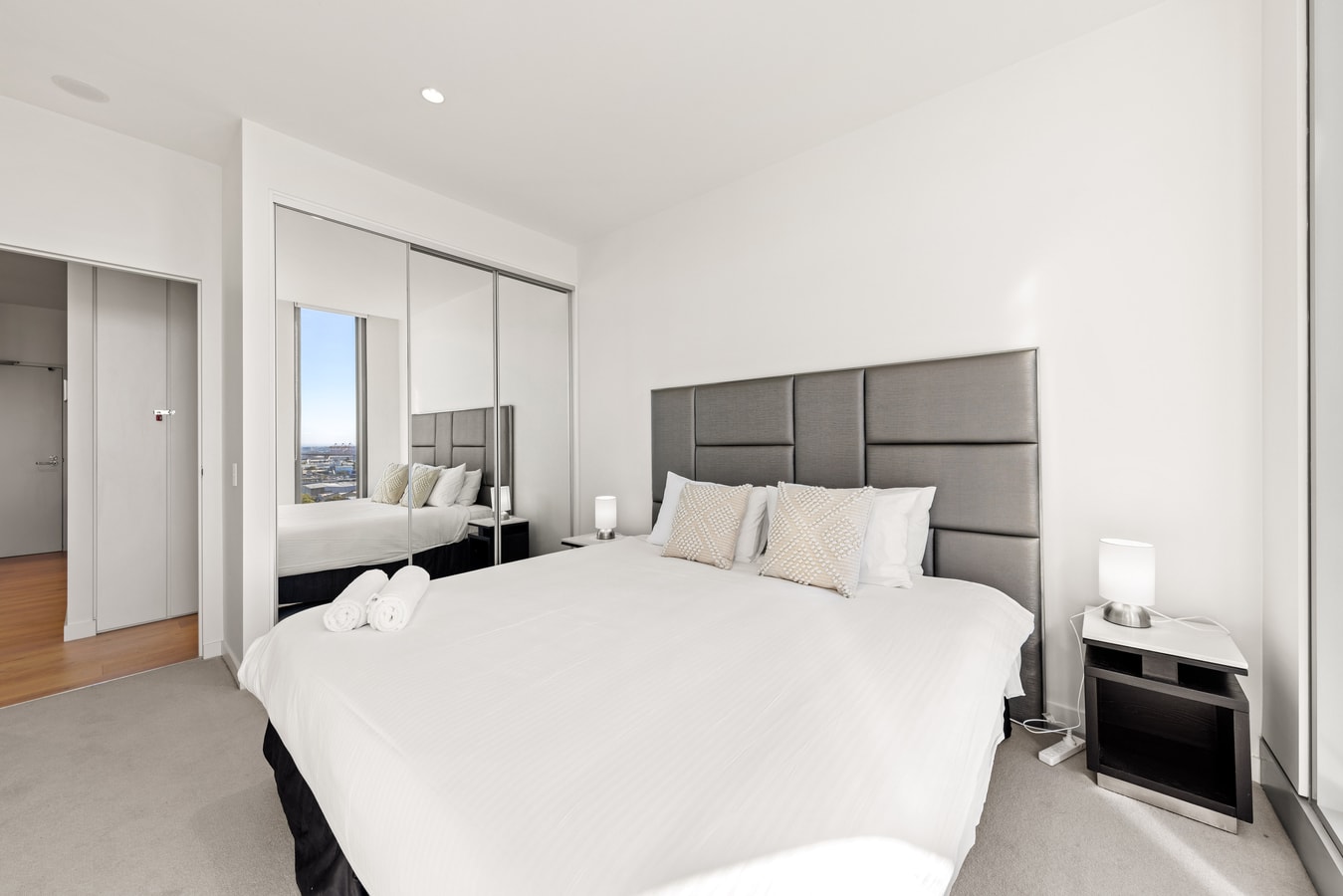 1 bedroom + study Apartment in south Melbourne 2 Serain Residences