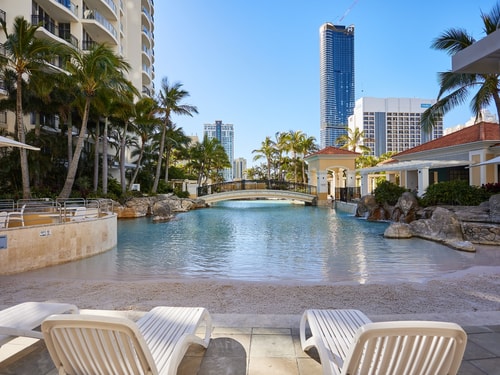 Oceanview 3 Bedroom Apartment in Heart of Surfers 16 Serain Residences