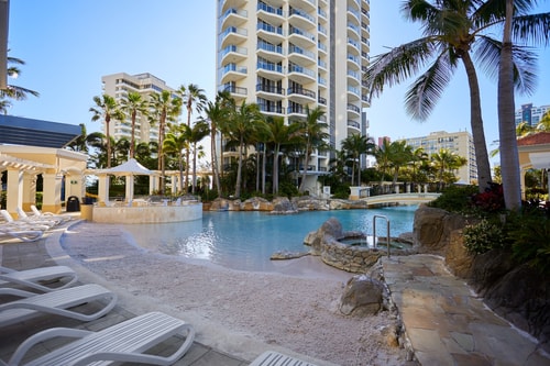 Oceanview 3 Bedroom Apartment in Heart of Surfers 18 Serain Residences