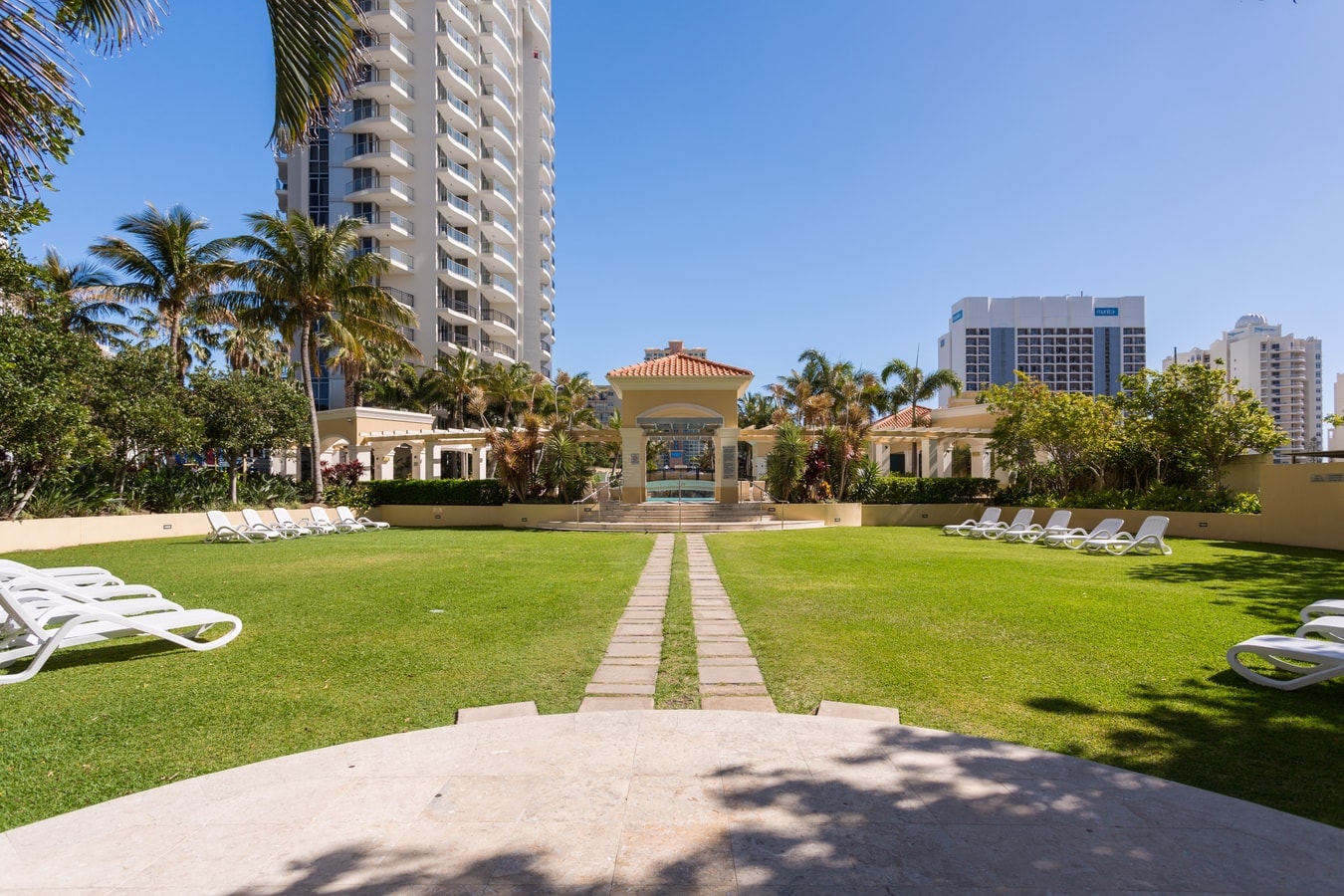 Oceanview 3 Bedroom Apartment in Heart of Surfers 25 Serain Residences